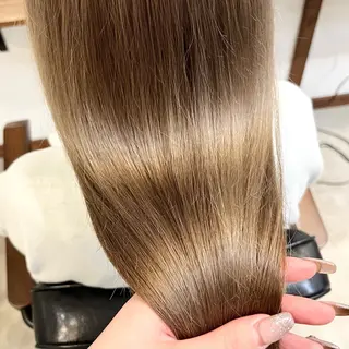 ロング カラー Ami ブリーチ/ハイトーンのヘアスタイル