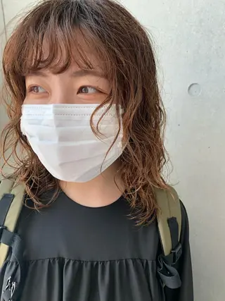 セミロング パーマ ブリーチなしWカラー /地毛風/小林凪沙のヘアスタイル