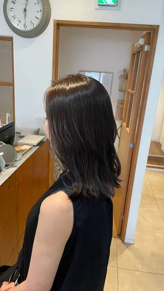 ミディアム カラー 秋元 佳乃のヘアスタイル