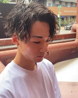 パーマ メンズ 三ノ宮フェザーパーマ 蕃本 啓利のヘアスタイル