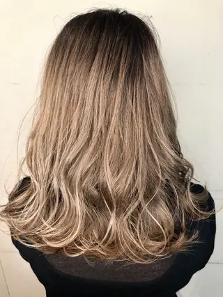 ミディアム カラー 西本 夏美のヘアスタイル