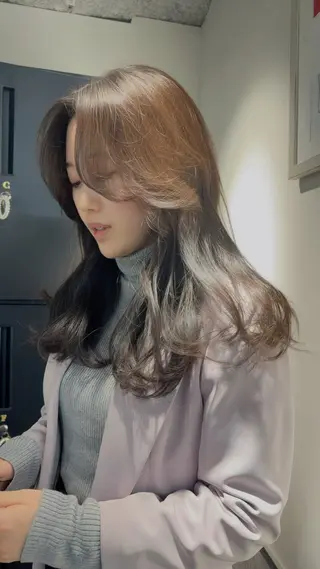 セミロング 新宿/ハイトーン/ レイヤー/サカキのヘアスタイル