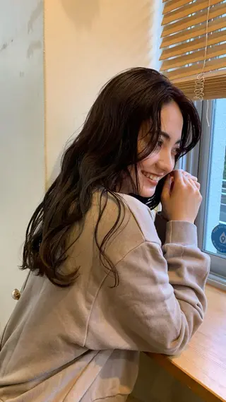 ロング 岡田 知佳のヘアスタイル