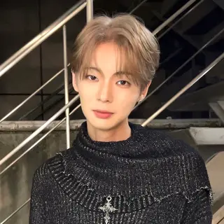 ミディアム カラー メンズ 岡田大志🇰🇷 中/韓メンズヘアのヘアスタイル