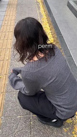 セミロング パーマ 🍓ハイトーンカラー 🎀nene🍓のヘアスタイル