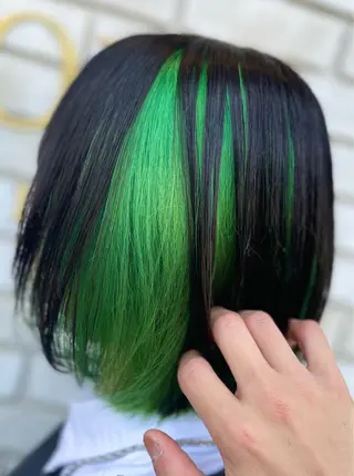 ショート 倉林隆一🐈 ダブルカラー/艶髪のヘアスタイル