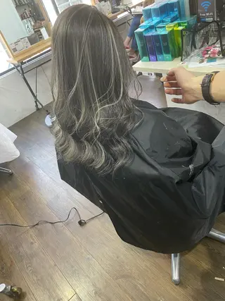 ミディアム カラー ヒカ/外国人風 デザインカラーのヘアスタイル