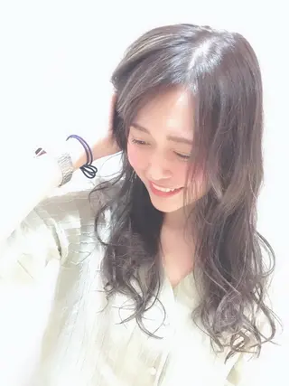 ロング パーマ 髪質改善✨透明感カラ ー🌈シエルブルーのヘアスタイル