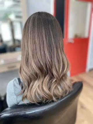 セミロング _White所属・ＳＨＩ ＺＵのヘアスタイル