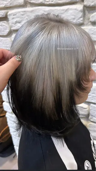 ミディアム カラー 赤堀 凪咲のヘアスタイル