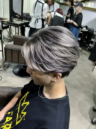 ショート 山影✨バレイヤージュ ハイライト✨メンズ◎のヘアスタイル