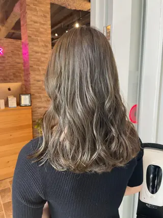 セミロング SALOWIN心斎橋Suite店所属・ブリーチ毛にもできる 縮毛矯正|鷹司郎のヘアスタイル