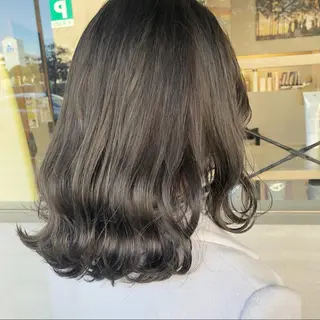 ミディアム カラー 小森 樹奈のヘアスタイル