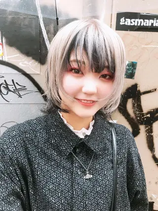 ミディアム カラー ホワイト&レイヤーカ ットエクステ長畠俊輔のヘアスタイル