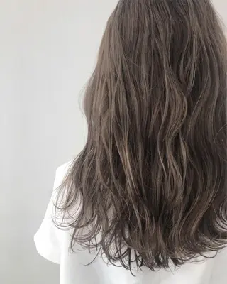 セミロング カラー 横山 奈央のヘアスタイル