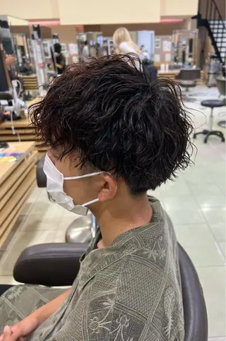 ミディアム パーマ メンズ ﾎｯﾄﾍﾟｯﾊﾟｰ に移行中【かな】のヘアスタイル