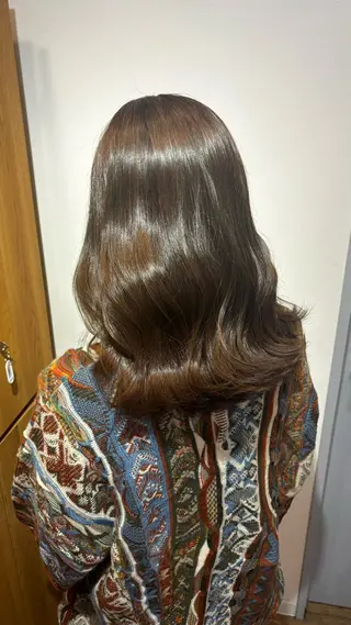 セミロング シオン/艶髪/ グレージュカラーのヘアスタイル