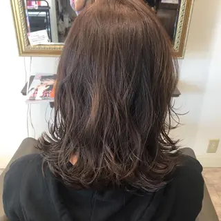 ミディアム 伊藤 康乃のヘアスタイル