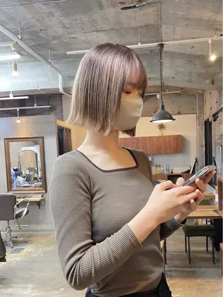 ミディアム カラー 髙橋一哉　ブリーチ/ ベージュカラーのヘアスタイル