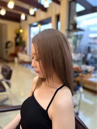 セミロング カラー 鈴木希優 /ハイトーンカラーのヘアスタイル