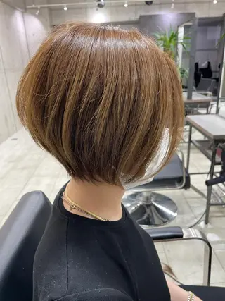 ショート Kvell&Co.所属・ハイトーン カラーのヘアスタイル