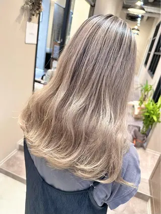 セミロング 🔷ブリーチバレイヤ ージュ🔷飯野達也のヘアスタイル