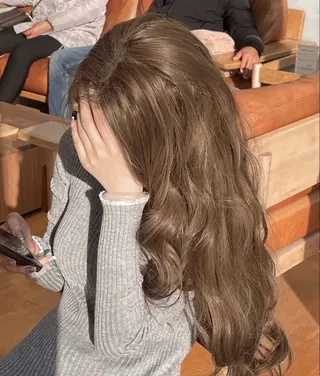 カラー TIECHEL所属・韓国ナチュラル・ ベージュ/落合夏希のヘアスタイル