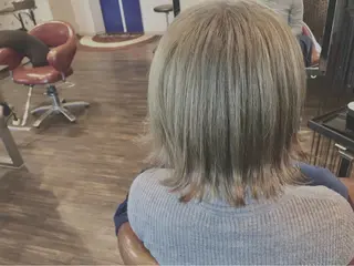 ショート カラー 西本 夏美のヘアスタイル