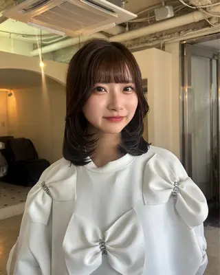 セミロング Maho/海外 レイヤー/ハイトーンのヘアスタイル