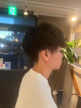 パーマ メンズ Aube Hair McQueen所属・クリハラ シュウのヘアスタイル