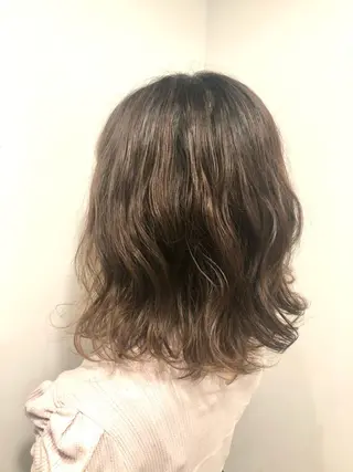 ミディアム パーマ 岩谷 愛依のヘアスタイル
