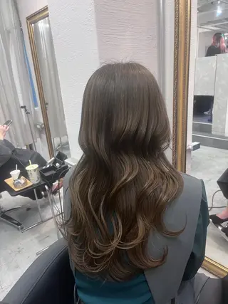 ロング カラー REAL【レアル】所属・グレージュ/透け感 カラー/透明感カラーのヘアスタイル