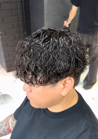 ショート パーマ メンズ men's salon gaudi 高槻店所属・波巻きパーマ/ 曲がる縮毛矯正/川岸のヘアスタイル