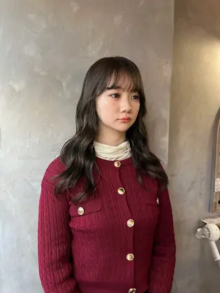 ロング コナカ モエのヘアスタイル