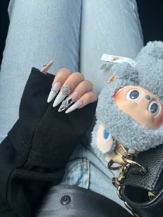 ネイル 𝐍𝐚𝐢𝐥 𝐬𝐚𝐥𝐨𝐧 𝐤𝐢𝐭𝐭𝐲所属・日妻 詩葉のネイルデザイン