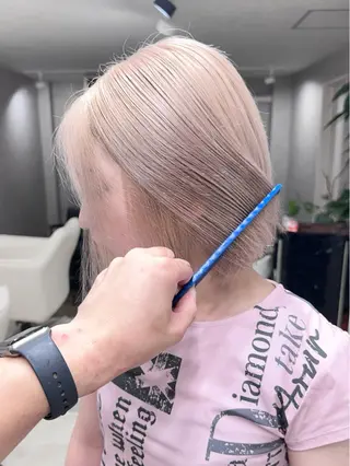 ミディアム 前髪カット🩶レイヤ ー🩶ハイトーン🩶のヘアスタイル