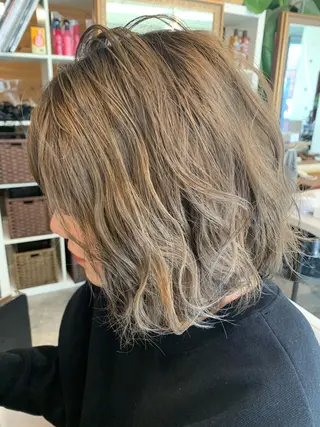 ミディアム 艶カラー/ハイトーン Anjuのヘアスタイル