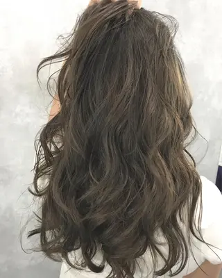 セミロング カラー TOMOYAレイヤー ブリーチ縮毛矯正のヘアスタイル