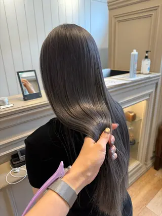 ロング カラー ミルクティー× グレージュMOMOのヘアスタイル