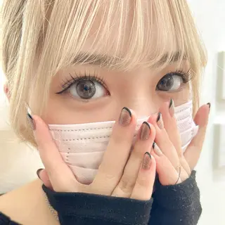 マツエク・マツパ 岩戸優奈 束感まつげ ピンク/ベージュのヘアスタイル