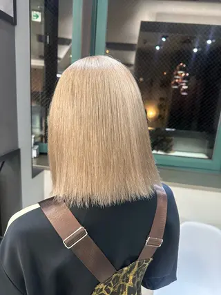 セミロング カラー ダメージレスブリーチ デザイン．咲良のヘアスタイル