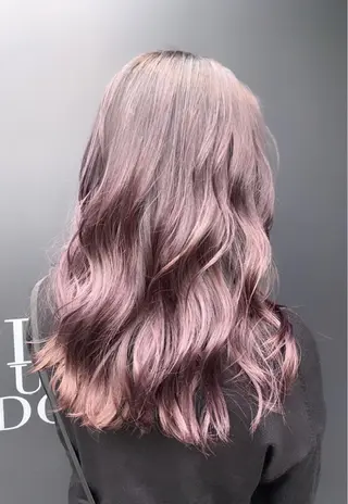 セミロング 淡いハイトーンカラー レイヤーカットゆうかのヘアスタイル