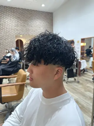 ミディアム パーマ メンズ peakshair所属・艶々になる髪質改善 𝒀𝑼𝑻𝑶のヘアスタイル