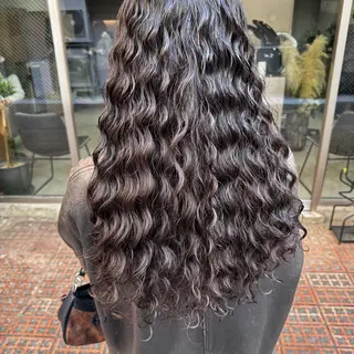 ロング パーマ 透明感カラー スパイ ラルパーマ/ 育斗のヘアスタイル