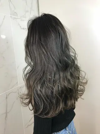 ロング カラー AVANCE emiのヘアスタイル