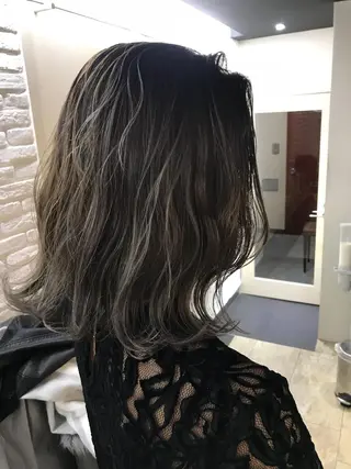 ミディアム カラー レイヤー　べージュ 白石研太のヘアスタイル