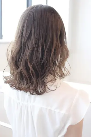 ミディアム 井上 真貴子のヘアスタイル