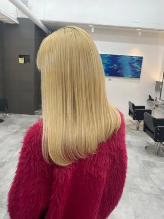 セミロング カラー mika｜ブルーカラ ー｜ハイトーンカラーのヘアスタイル