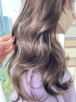 ロング AHNKISM所属・トレンドレイヤー/ 透明感カラーのヘアスタイル