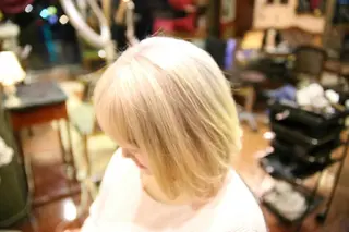 ミディアム カラー 艶髪✨ハイトーン ✨ホワイト✨北宗一郎のヘアスタイル